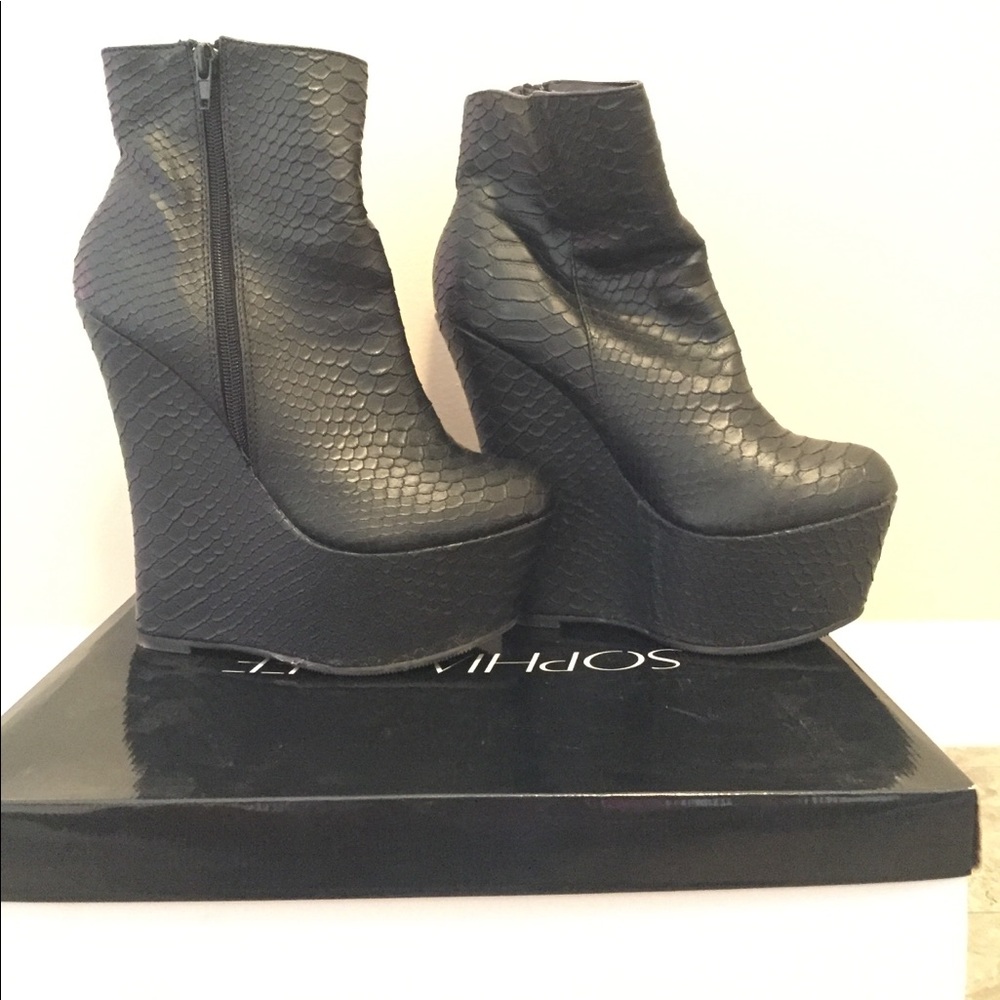 Croc platform bootie